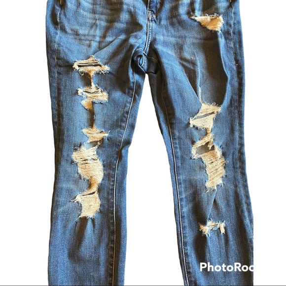 American Eagle women’s size 8 ripped jeans, the dream jean, boho, trendy - Picture 3 of 6
